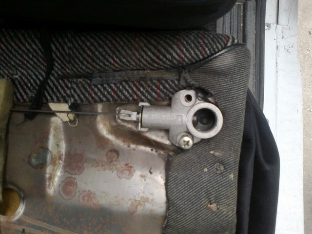 Замок на спинке заднего сиденья. Замок заднего сиденья ваз 2110. Замки на заднюю спинку ваз 2115. Защелка спинки заднего сидения ваз 2114. Замок на спинке заднего сиденья.