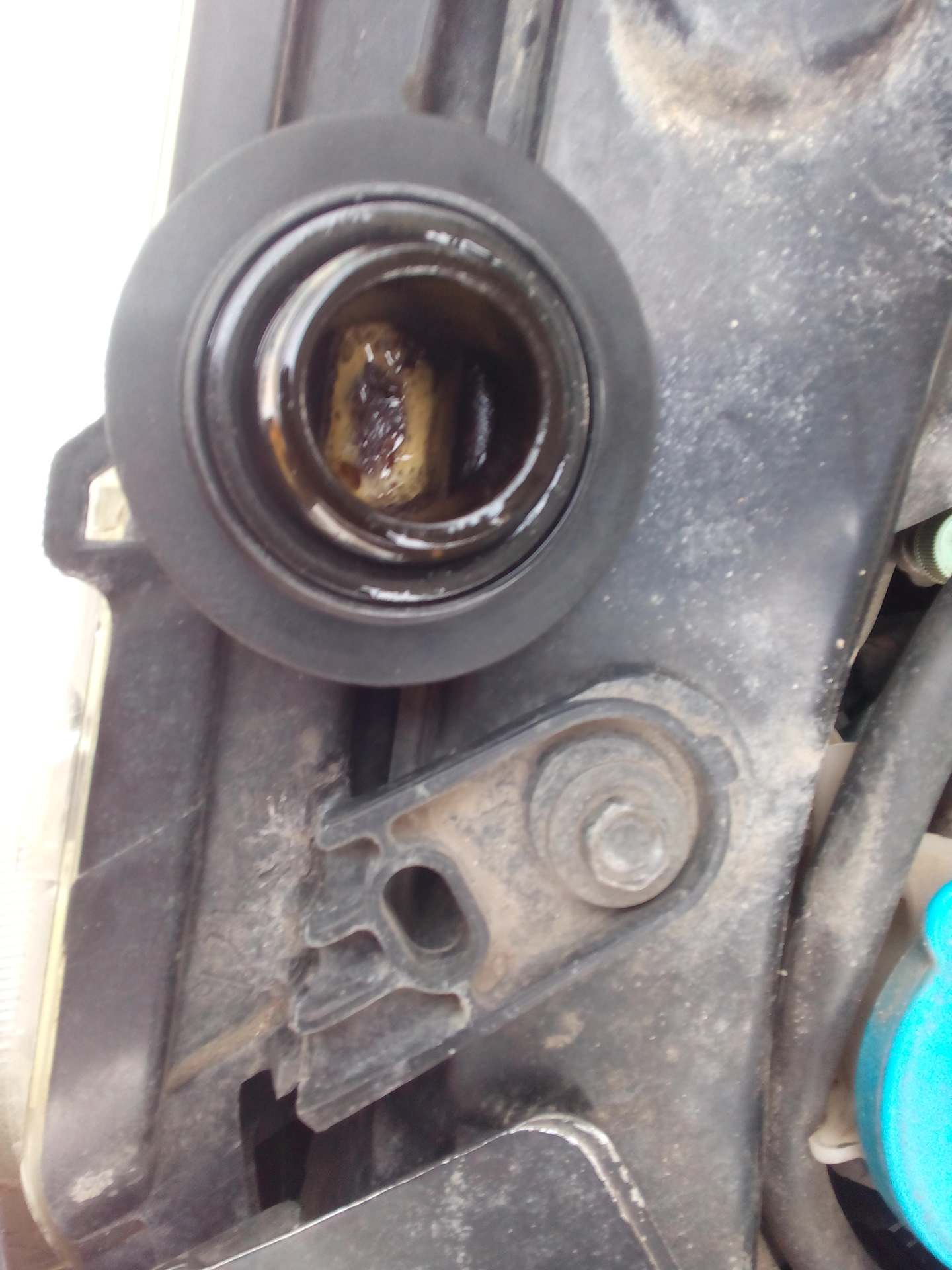 Желтоватая эмульсия на маслозаливной крышке — Nissan Serena Mk III (C25 ...