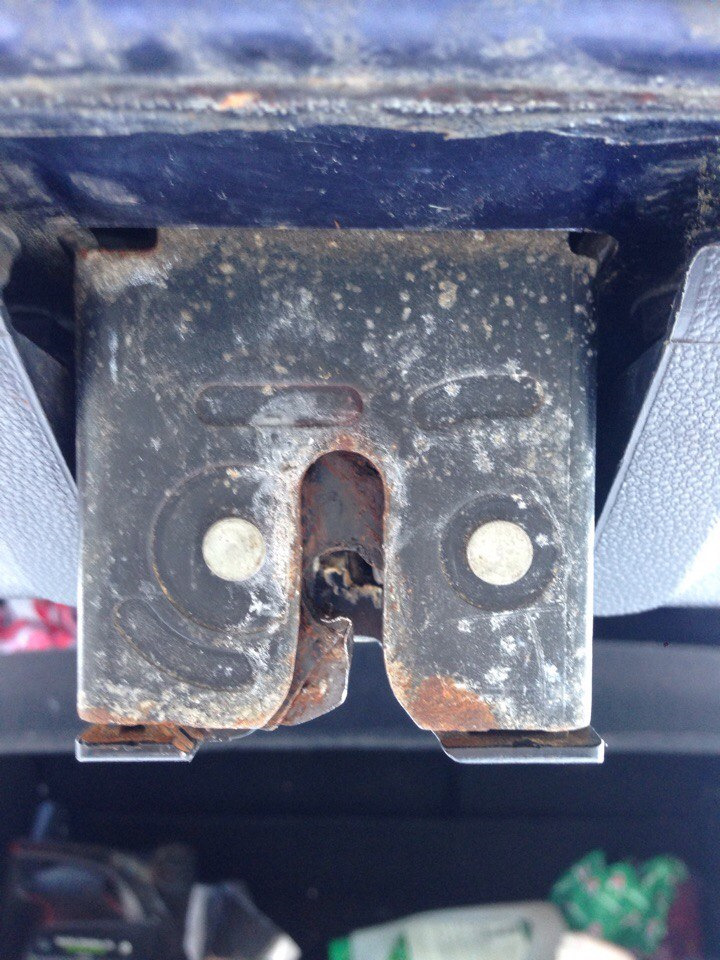 Заклинило багажник как открыть замок. Замок двери багажника нива шевроле. Заклинило багажник как открыть замок. Заклинило багажник как открыть замок. Шевроле нива заклинил замок двери.