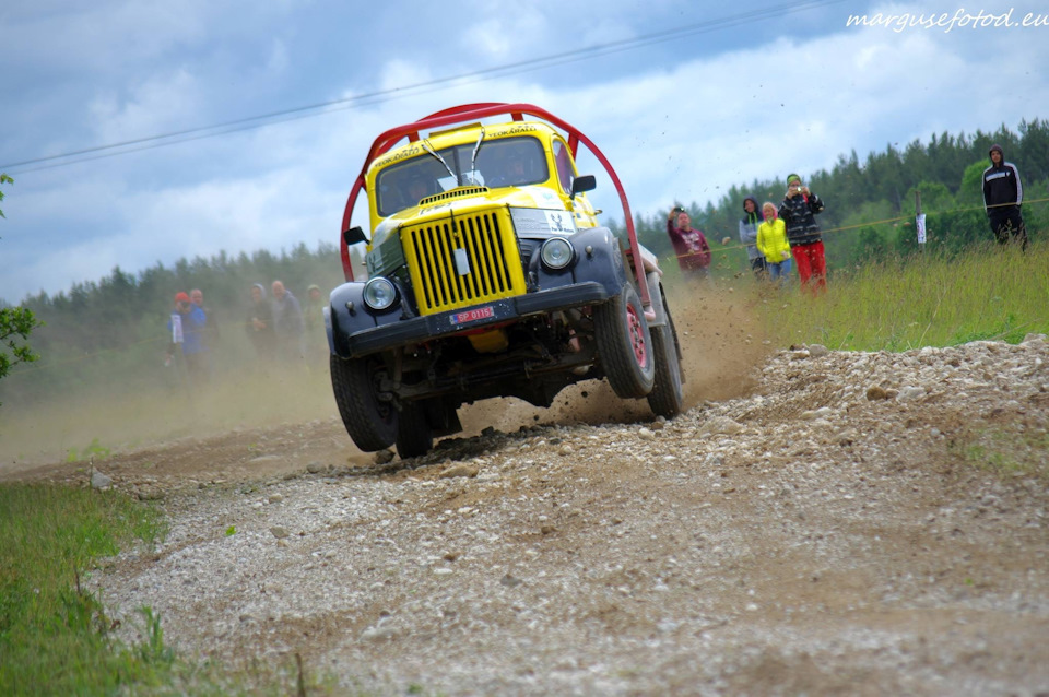 Мне одному кажется, что газоны на трассе выглядят как здоровенные лысые футбольные фанаты, которые бегут драться? — Lada 21051
