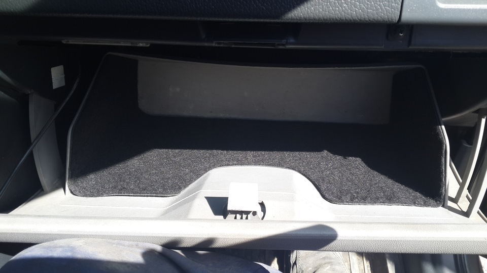 Карпет vw polo. Бардачок фольксваген поло. Коврик в бардачок. Коврик в бардачок. Коврики для автомобиля в бардачок.