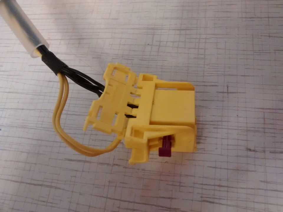 Вытаскиваем из разъёма фиолетовую пластиковую вставку — Skoda Octavia A7 Mk3