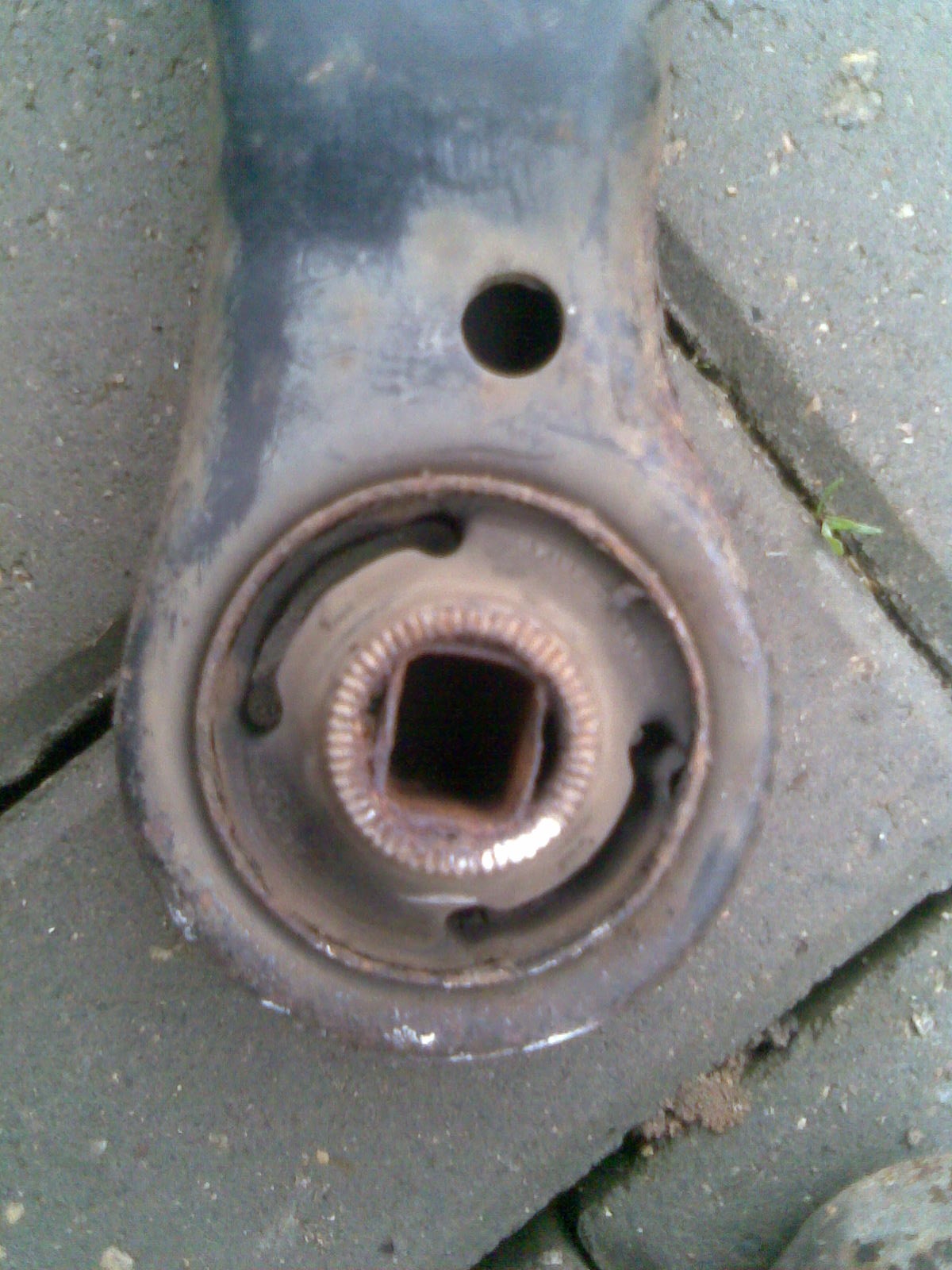 Сайлентблоки передних рычагов рав 4 4. Сайлентблок камри 40. Съёмник сайлентблоков задней балки тойота королла 120. Замена сайлентблоков на тойота корса. Как поменять саленблок на тоете корс.