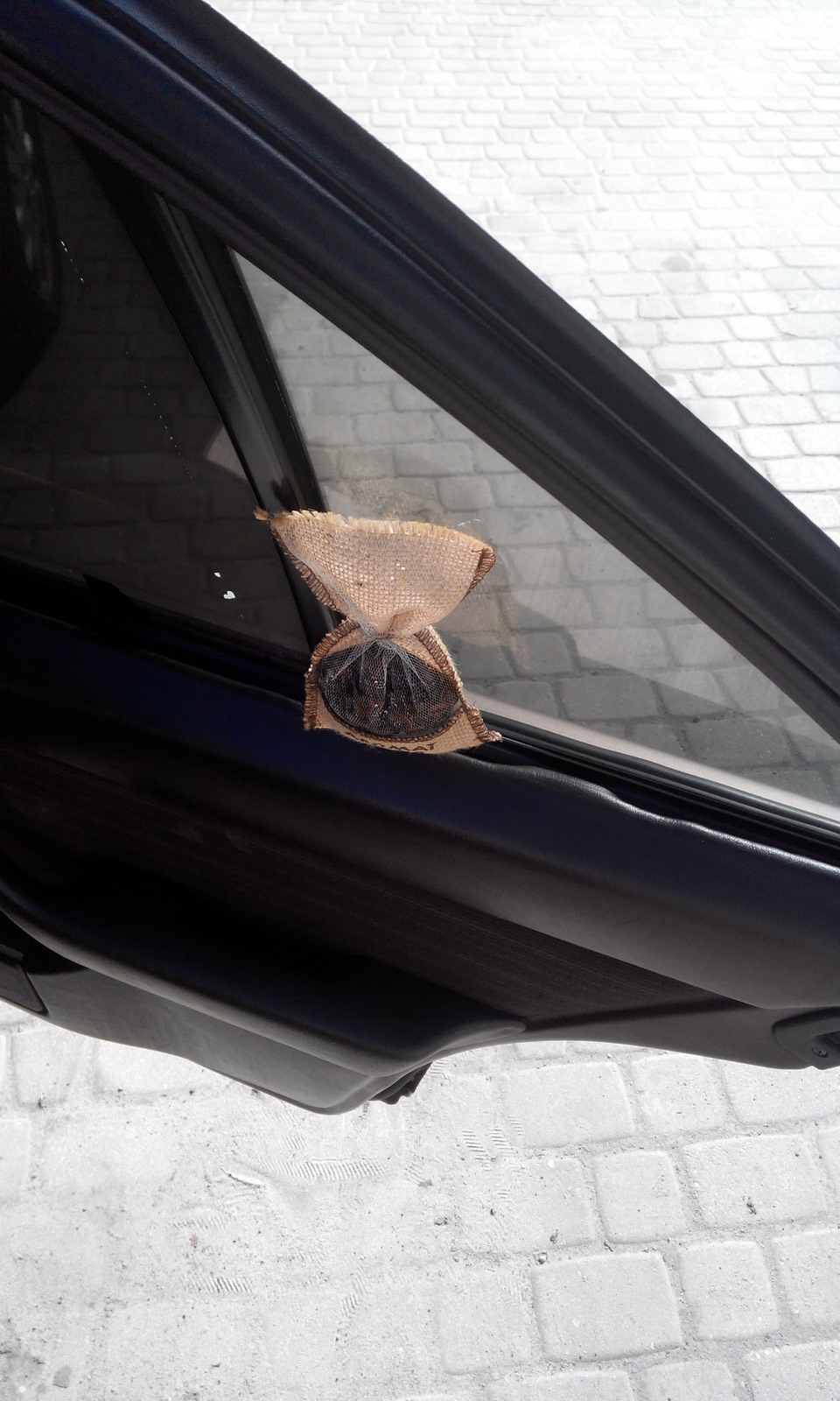 Кофейная вонючка. Год руки не доходили повесить. — Mercedes-Benz E-Class (W124)