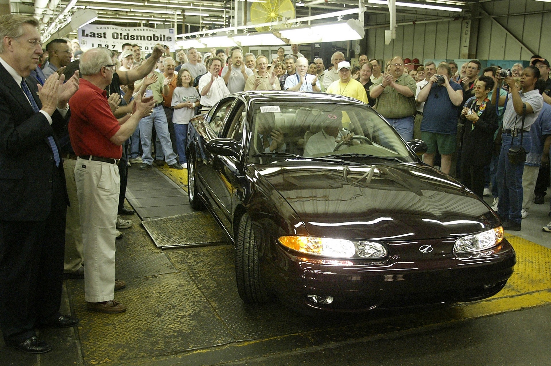 Стал авто. Олдсмобиль финал 500. Oldsmobile Alero Final 500. Сборочная линия в компании Oldsmobile. Last Oldsmobile Alero 2004.