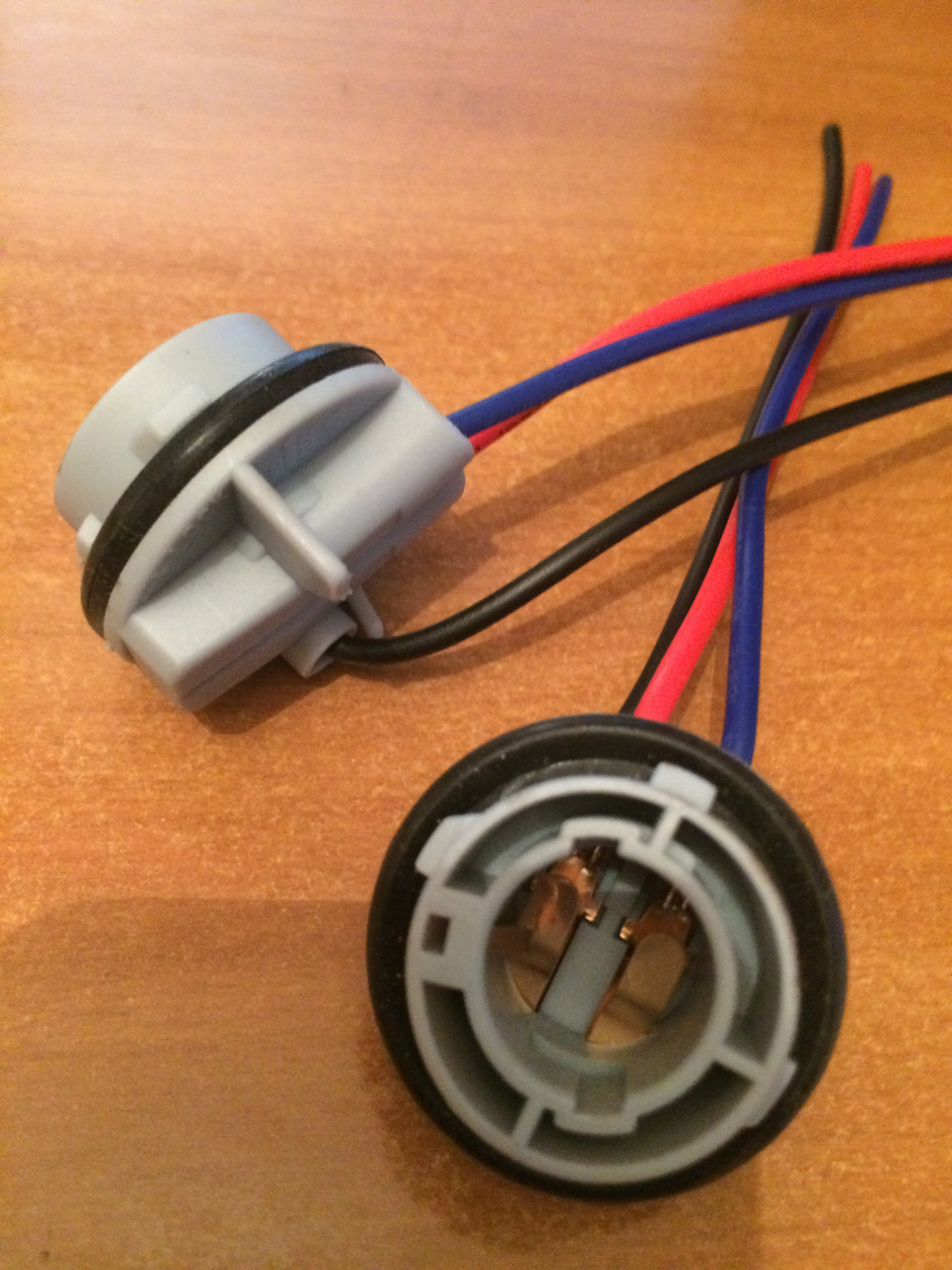 Двухконтактный цоколь в поворотники