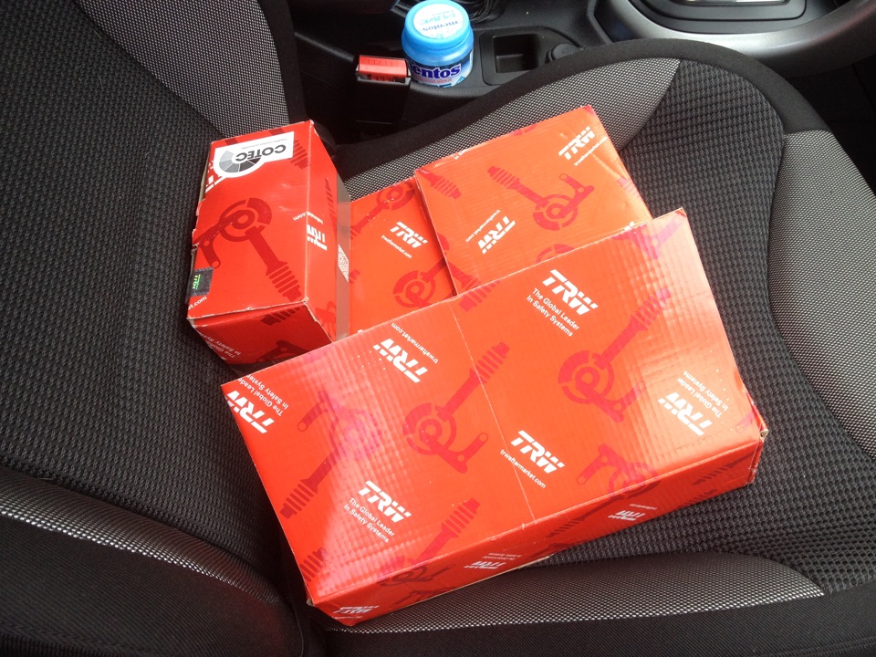 Замена передних дисков и колодок — Peugeot 308 (1G), 1,6 л, 2010 года ...