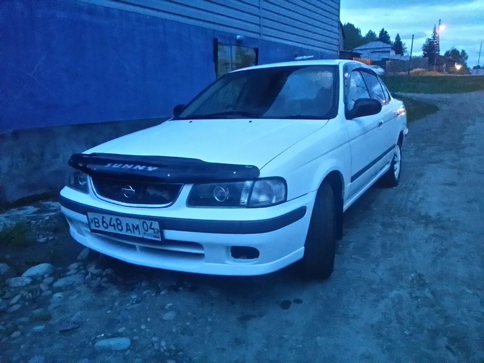 Nissan sunny b15. Ниссан Санни белый. Nissan Sunny белый. Ксеноновый Ниссан Санни белый.