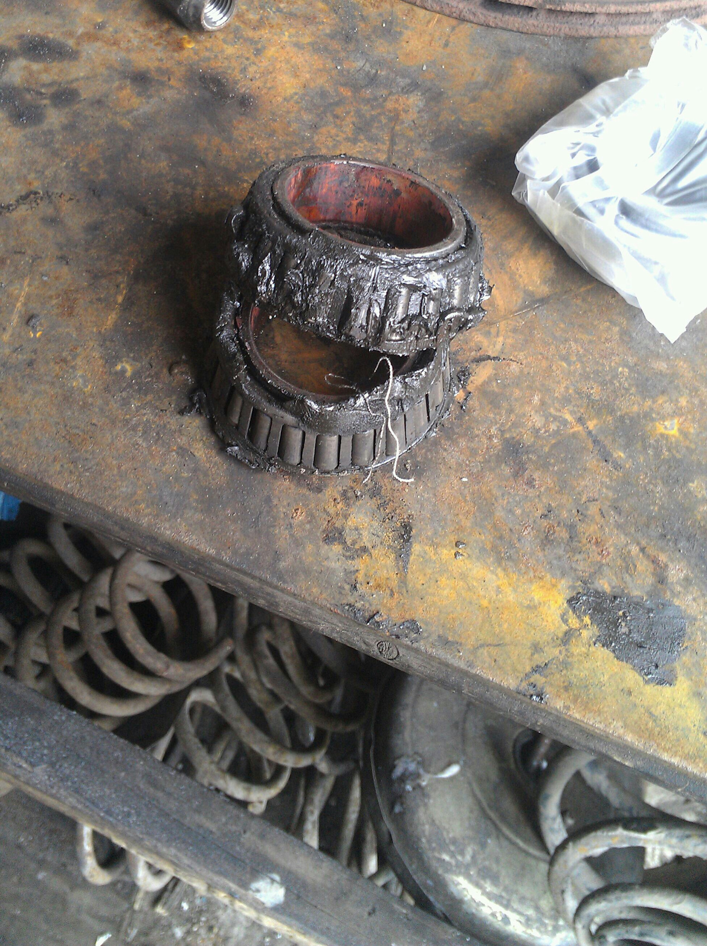 Что будет если перетянуть подшипник. Разрушение подшипника. Свист ступичного подшипника. Как поменять передние тормозные колодки на ваз 2110. Конусный подшипник нива.