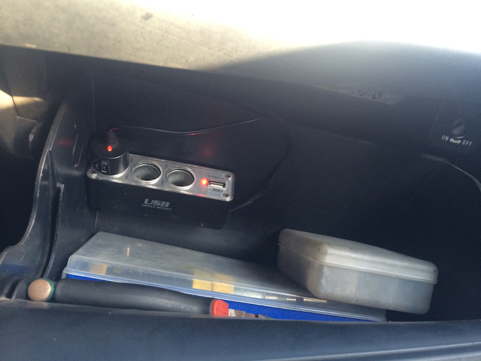 Тройник вместо прикуривателя — Mitsubishi Lancer X, 2 л, 2007 года ...