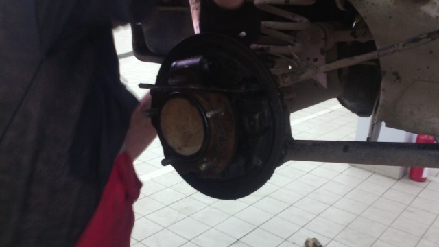 Замена тормозного цилиндра сзади справа — Suzuki Grand Vitara (1G), 2,5 ...