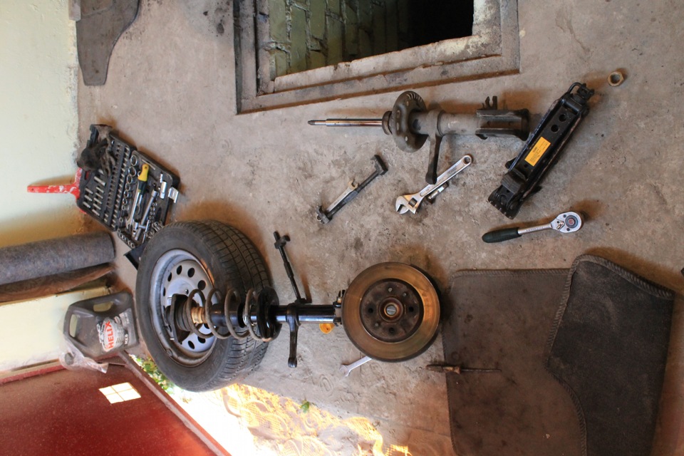 960 Как выбить болты крепления стойки