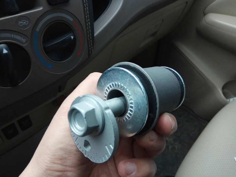 На этой фотографии видно на сколько отверстие больше чем болт. — Toyota Fortuner (1G)