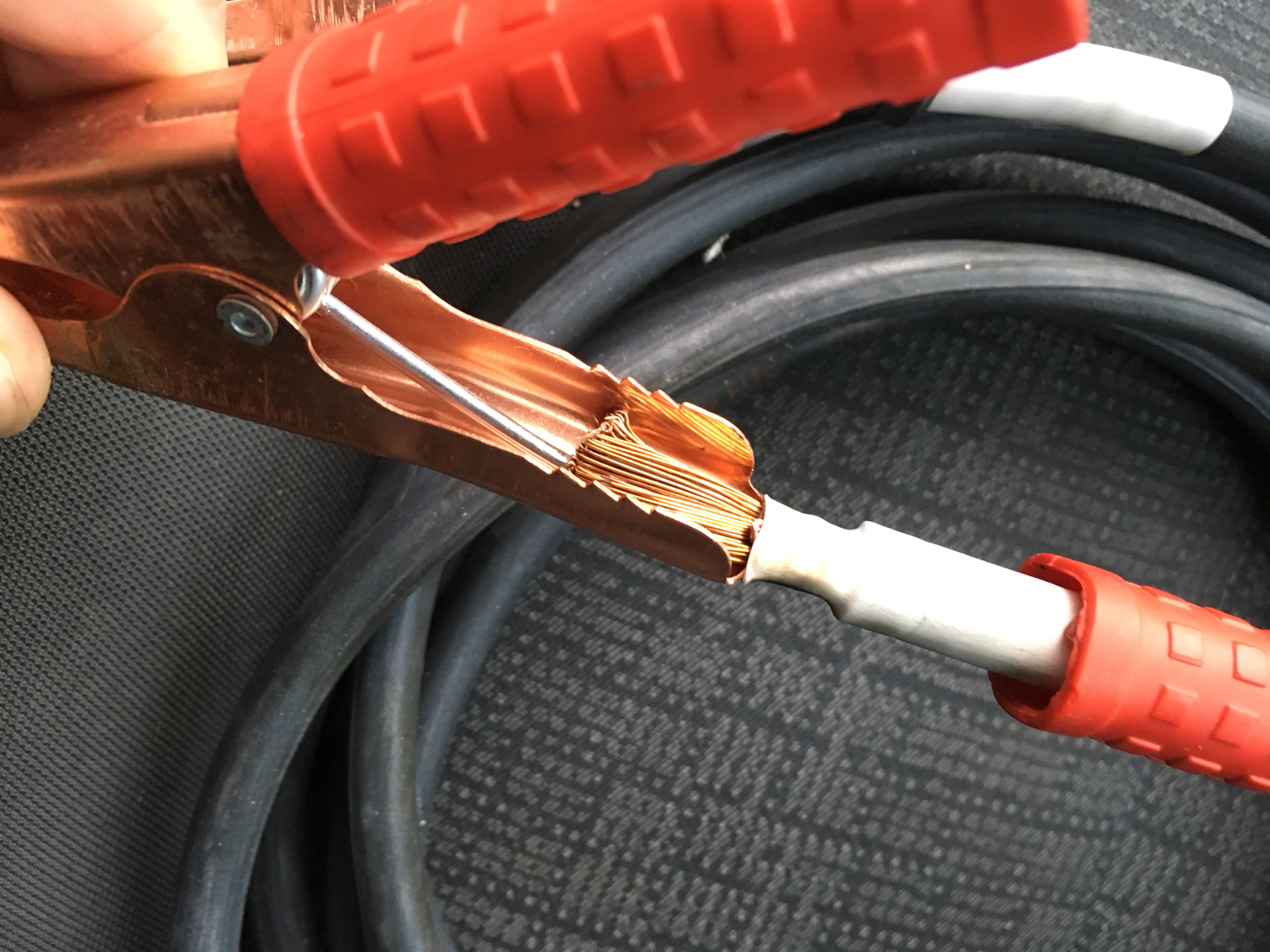 Каким сечением авто провода. Провода для прикуривания автомобиля. Сечение кабеля для проводов прикуривания автомобиля. Разрез автомобильных проводов прикуривания. Сечение провода для прикуривания автомобиля.