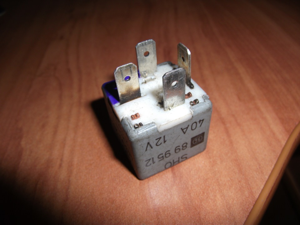 Реле электровентилятора подгорело))) — Audi 100 (C4), 2 л, 1992 года ...