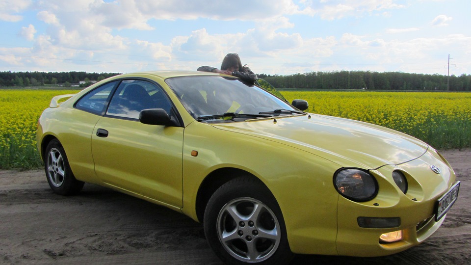 Toyota Celica желтая