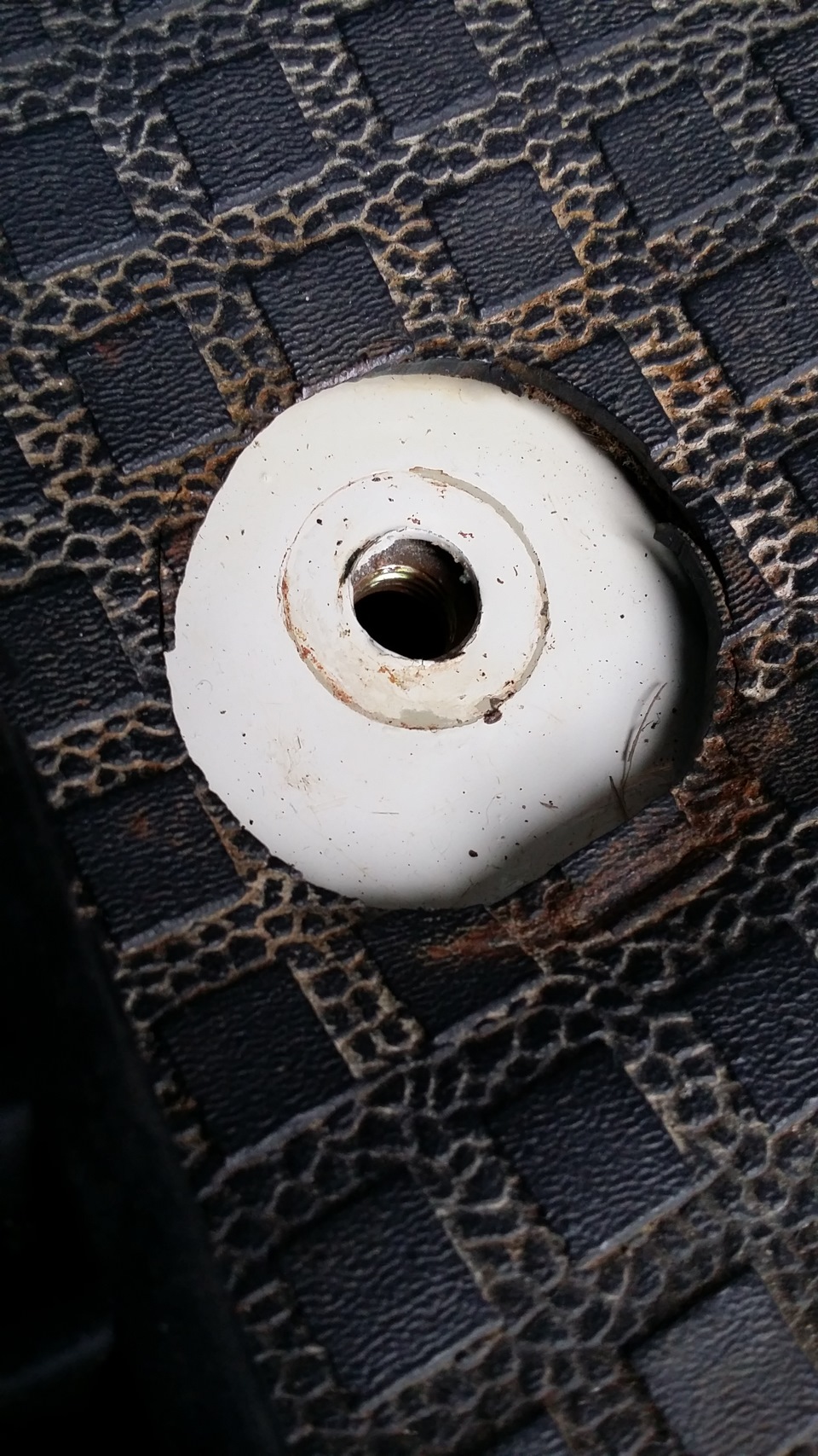 подскажите чем лучше смазать крепежы (грибки) сидений — Volkswagen ...