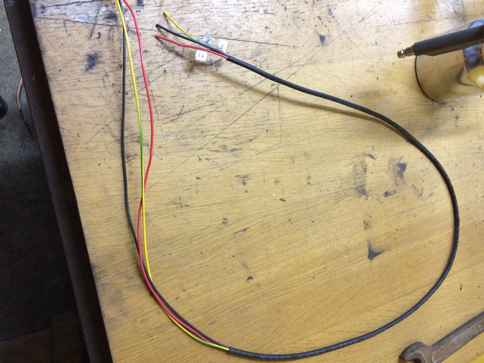 Просунул аккуратно в термоусадку — Mercedes-Benz E-Class (W124)