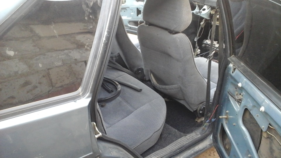 Пыль в салоне приора. Наклейка в 2112 на торпеде. Пыль в салоне ваз 2110. Попадает пыль в салон ваз 2114. Ваз 2114 крыша вид изнутри.