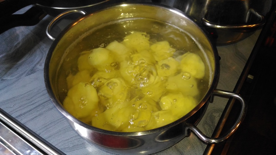 Грей картошку. Можно ли варить картошку счистив зеленый слой. Когда греешь картошку надо добавлять масло чтобы не подгорело.