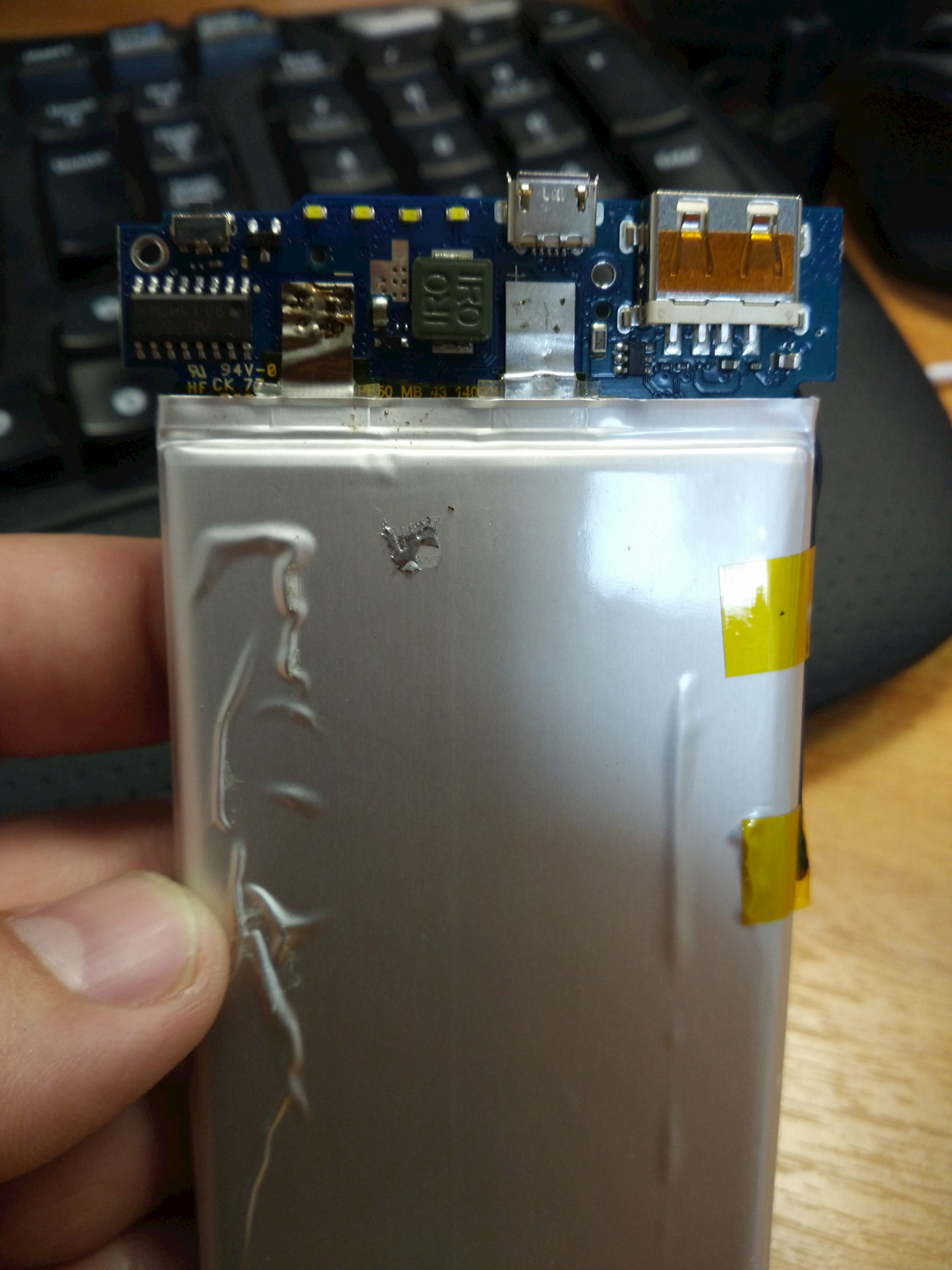 Павер банкне заряжается. Разбор повербанка авто. Разбор повербанка xiaomi. Power bank не заряжается. Зарядка штекер для power bank.