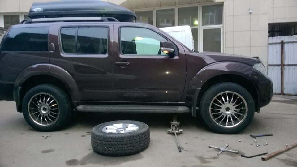 Резина патфайндер r51. Колеса Nissan Pathfinder r51. Nissan Pathfinder r20. Колеса Nissan Pathfinder r51 r17. Nissan Pathfinder r51 диски.