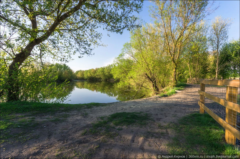 водяная мельница в красниково история. a7917c1s 960. водяная мельница в красниково история фото. водяная мельница в красниково история-a7917c1s 960. картинка водяная мельница в красниково история. картинка a7917c1s 960. В моем блоге уже немало фоторассказов о самых разнообразных мельницах, но водяных среди них не так уж и много. Поэтому сегодняшний пост как раз о такой. Мельница находится на окраине села Красниково Курской области на речке Нагольненский Колодезь. Кстати, в сети эту речушку сплошь и рядом называют Крюком (реже — Ручей Широкий). Предположу, что это, скорее всего, устаревший местный гидроним, так как на всех картах река называется именно Нагольненский Колодезь либо Нагольненский Колодец. Кроме того, курские СМИ растиражировали версию о том, что это единственная сохранившаяся мельница подобного типа в Черноземье, но это тоже не верно. водяная мельница в красниково история. a7917c1s 960. водяная мельница в красниково история фото. водяная мельница в красниково история-a7917c1s 960. картинка водяная мельница в красниково история. картинка a7917c1s 960. В моем блоге уже немало фоторассказов о самых разнообразных мельницах, но водяных среди них не так уж и много. Поэтому сегодняшний пост как раз о такой. Мельница находится на окраине села Красниково Курской области на речке Нагольненский Колодезь. Кстати, в сети эту речушку сплошь и рядом называют Крюком (реже — Ручей Широкий). Предположу, что это, скорее всего, устаревший местный гидроним, так как на всех картах река называется именно Нагольненский Колодезь либо Нагольненский Колодец. Кроме того, курские СМИ растиражировали версию о том, что это единственная сохранившаяся мельница подобного типа в Черноземье, но это тоже не верно.