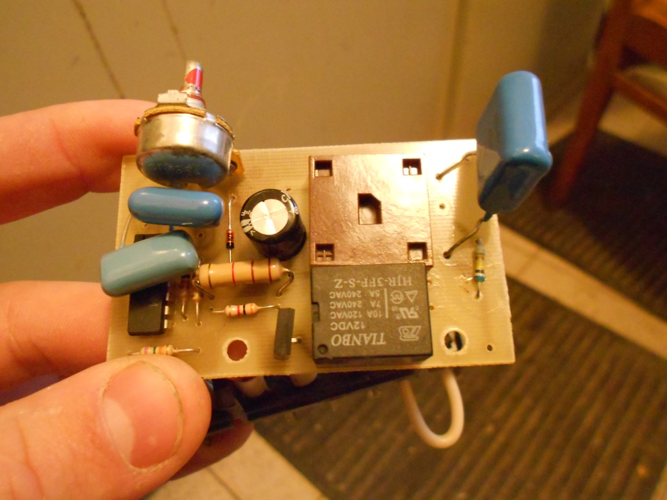 Фоторезистор: реагирующий на изменения освещения участок полупроводника