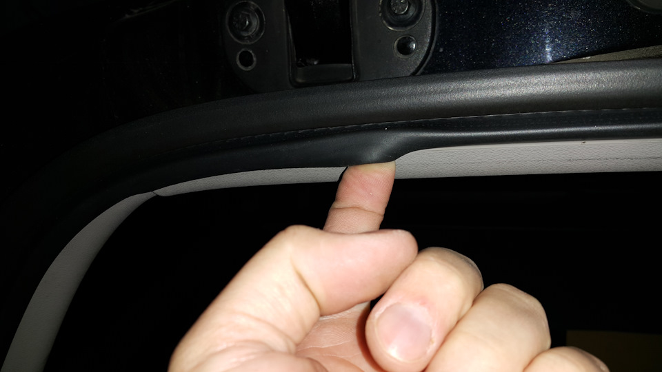 Проводим вдоль, освобождая резинку — Volvo XC70 III