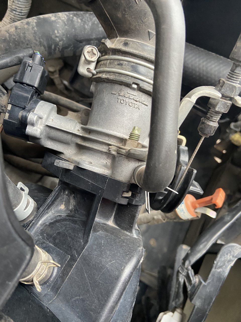 Чистка дроссельной заслонки. — Toyota Corolla (120), 1,5 л, 2003 года ...