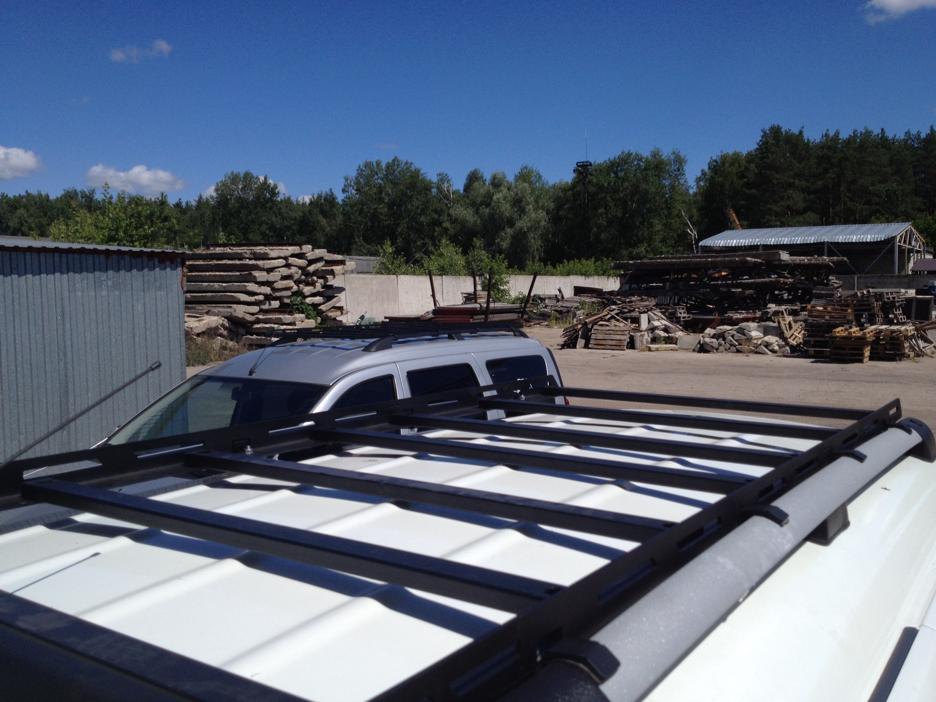 Форд транзит коннект багажник. Грузовая платформа нива 21214. Грузовая платформа на крышу. Алюминиевая грузовая платформа на крышу. Багажник на крышу ford transit.