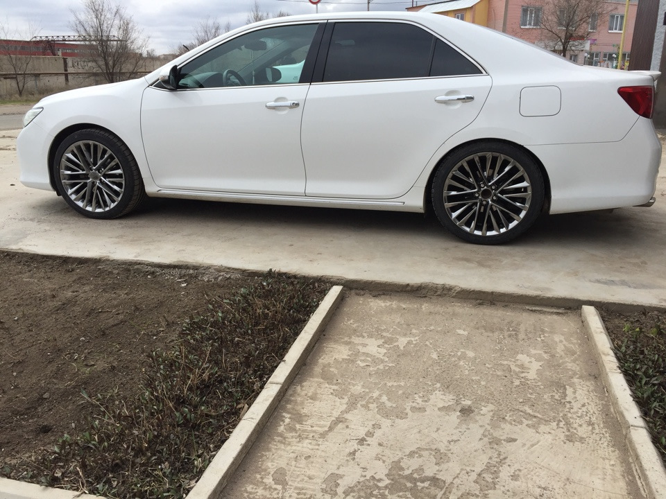 Toyota Camry 50 белая на литье