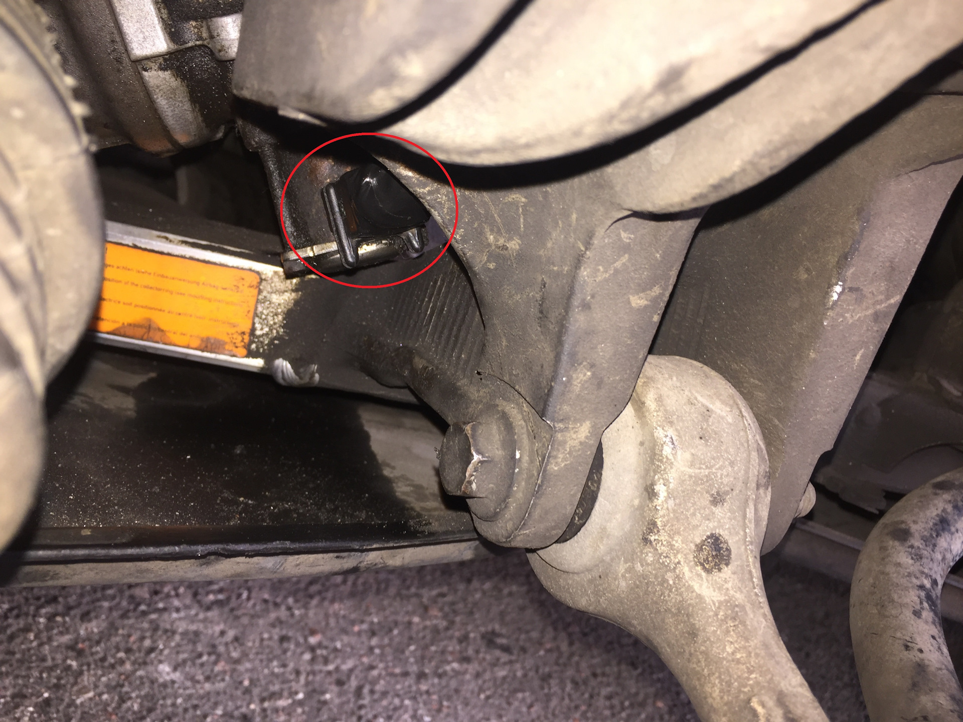 Клапан сервотроника bmw e39. Сервотроник бмв е39. Сервотроник bmw e38. Сервотроник рулевой рейки бмв е39. Рулевая тяга бмв е39.