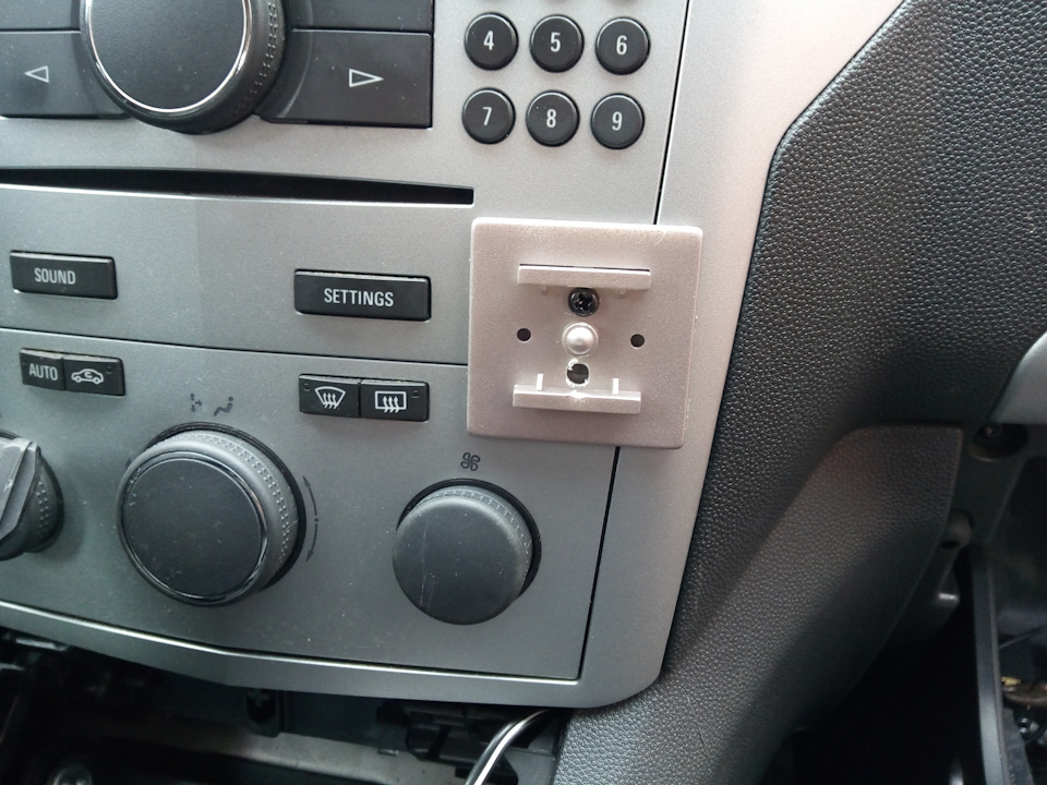 Двойник прикуривателя занял свое место — Opel Zafira B, 1,8 л, 2010 ...
