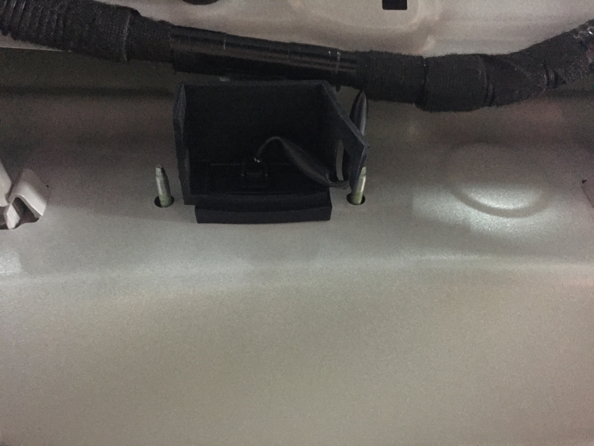 Кнопка багажника мазда сх 5. Мазда сх5 кнопка багажника 2011 год. Кнопка открывания багажника сх5 коннектор. Микропереключатель замка багажника Мазда cx5.