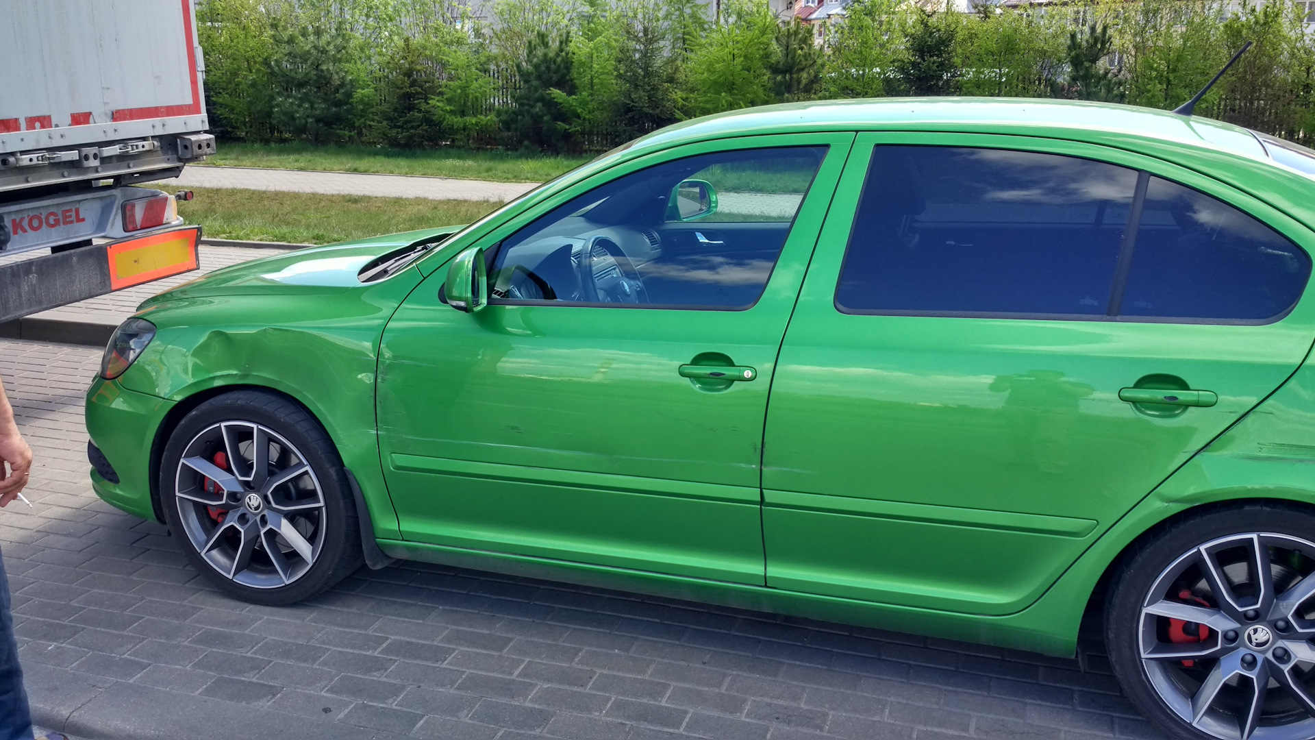 Skoda Octavia RS зеленые суппорта