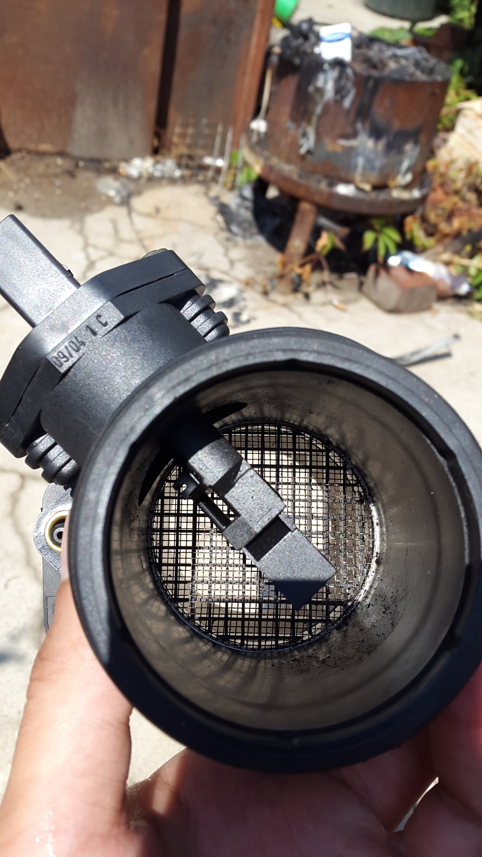 Установленный водяной счетчик. Прибор для поверки счетчиков воды. Как заменить расходомер. Монтаж водяного счетчика. Счетчик воды установленный.