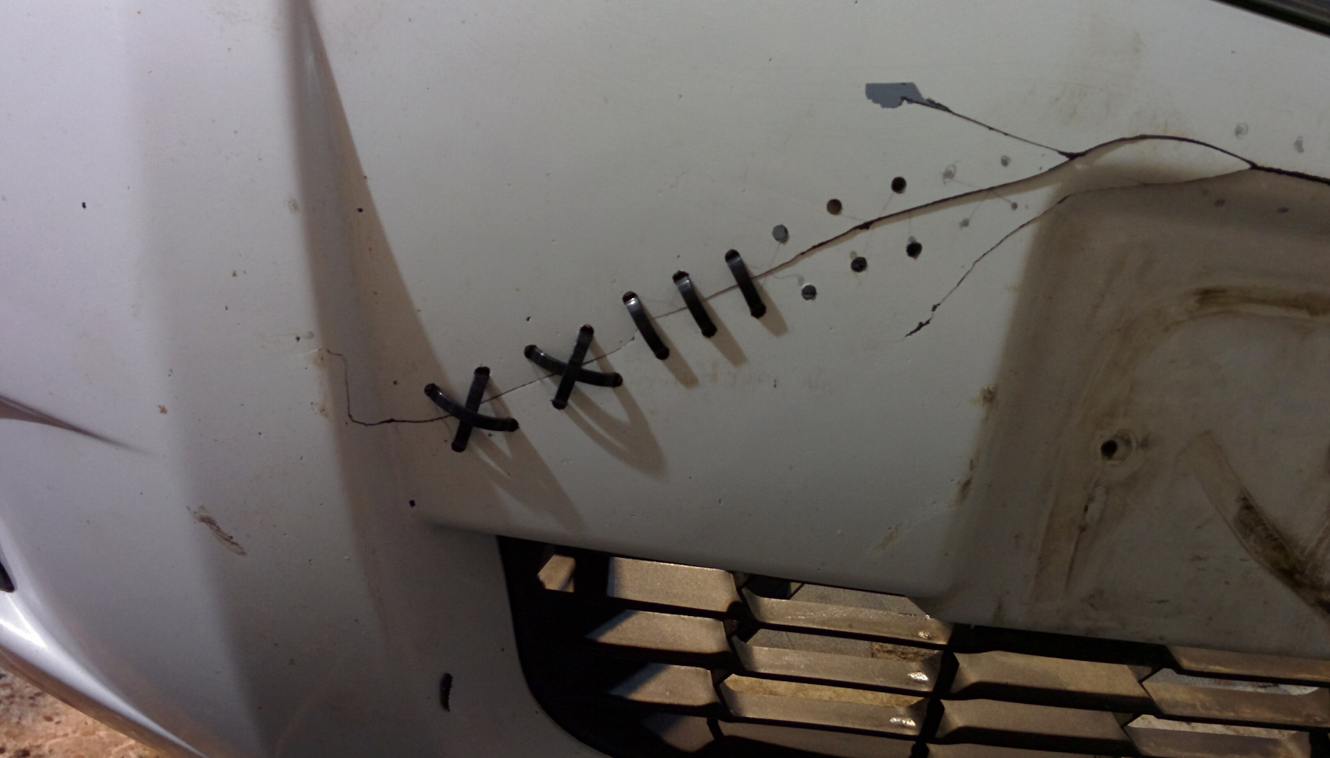 Починка бампера хомутами. Шов на бампере. Бампер на хомутах. Скрепить бампер. Стяжка бампера хомутами.