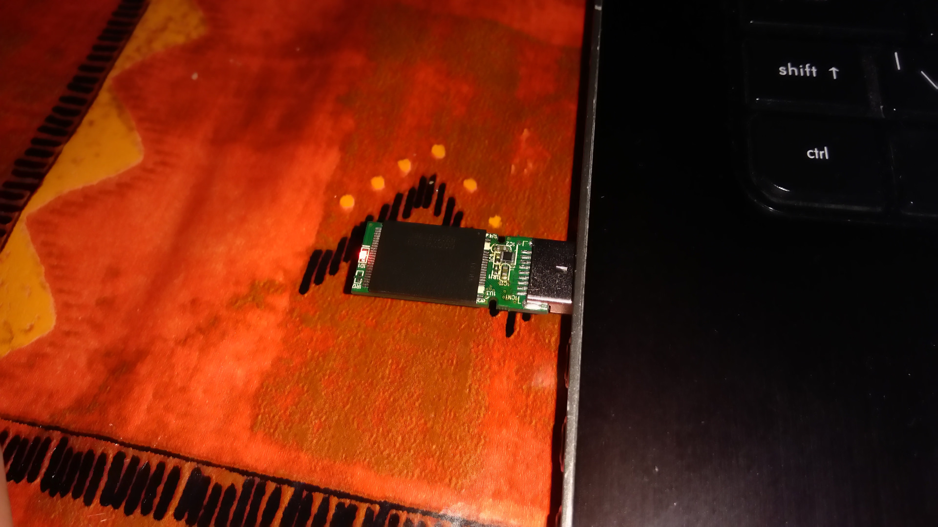 Ssd как флешка как сделать. Usb флешка из сломанного ssd. Внешний корпус для ssd m2 usb3. Оперативка из флешки. Ssd как флешка как сделать.