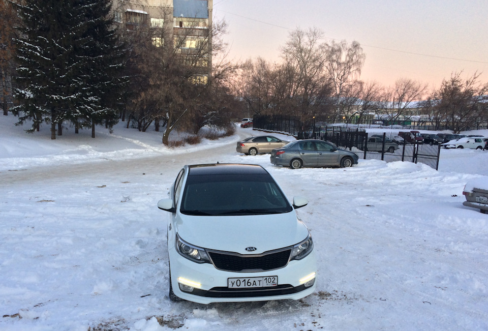 до живописных мест добраться никак не удается, только полупустая парковка. — KIA Rio (3G)