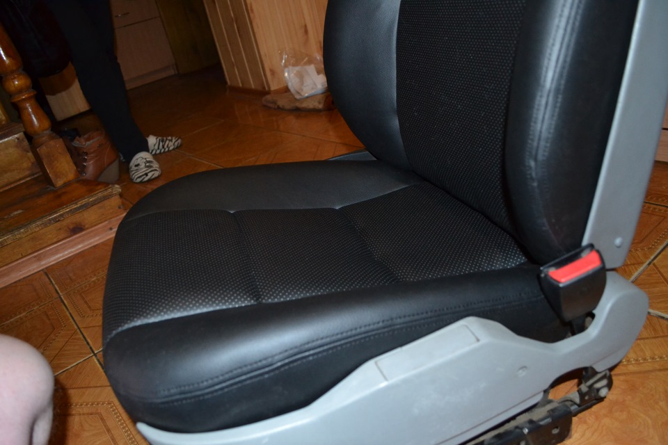 спинка сиденья водителя обивка. химчистка дивана до и после. строчка на коже. перетяжка нижний тагил. кожаная панель автомобиля.