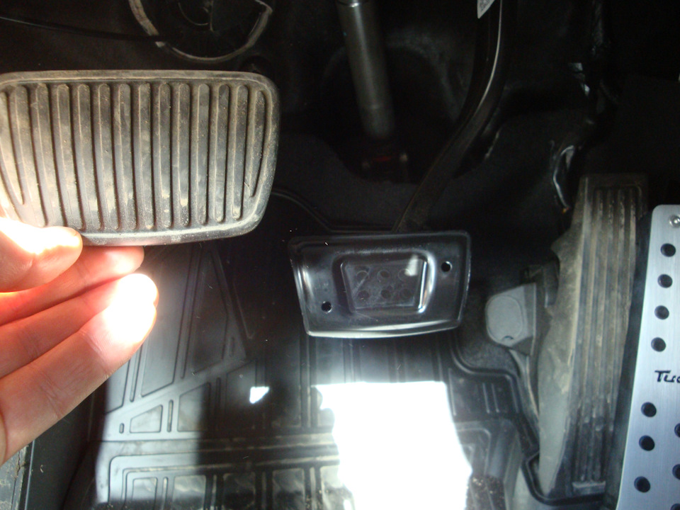 Накладка педали тормоза снимается легко: стягивается руками по периметру без особых усилий. — Hyundai Tucson (TL)