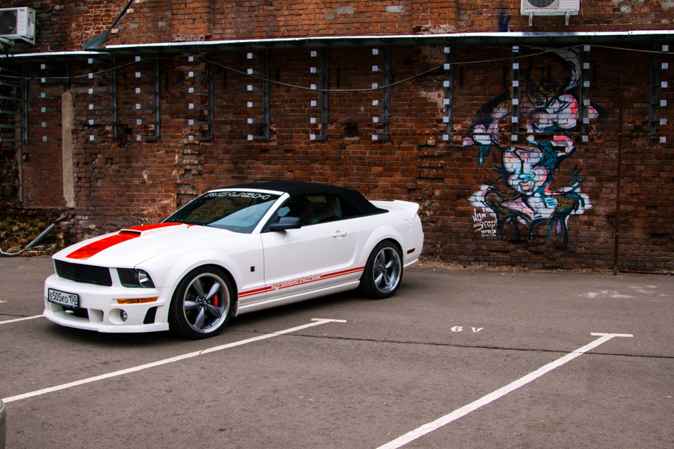 Там машины. Форд Мустанг кабриолет розовый. Мустанг 404. Ford Mustang белый с красной полоской кабриолет. Ford Mustang белый с красной полоской.