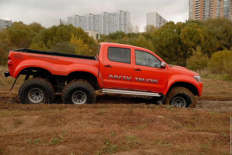 Тойота Hilux Arctic Trucks 6x6