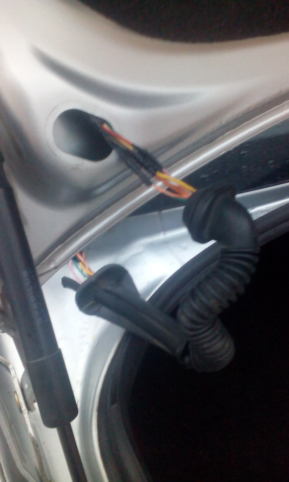 Проводка крышки багажника — Mazda 3 (1G) BK, 1,6 л, 2007 года ...
