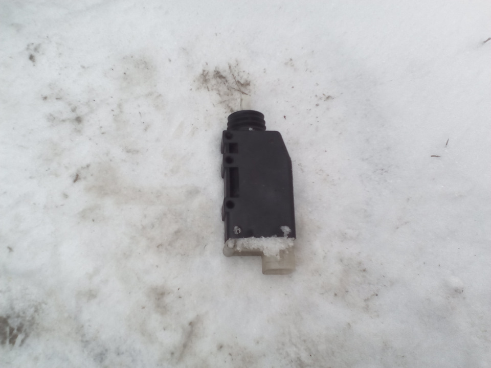 Замена моторчика центрального замка — Opel Omega B, 2 л, 1998 года ...