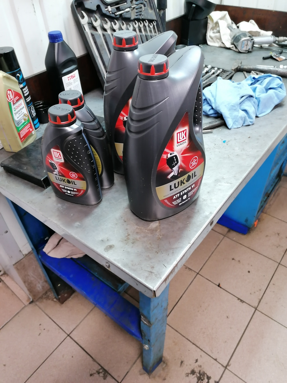 Замена масла акпп i40. Мотюль ATF 6. 3146925 Лукойл CVTF. Motul sp4. Hyundai i40 замена масла в АКПП.