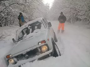 Нива буксует в снегу