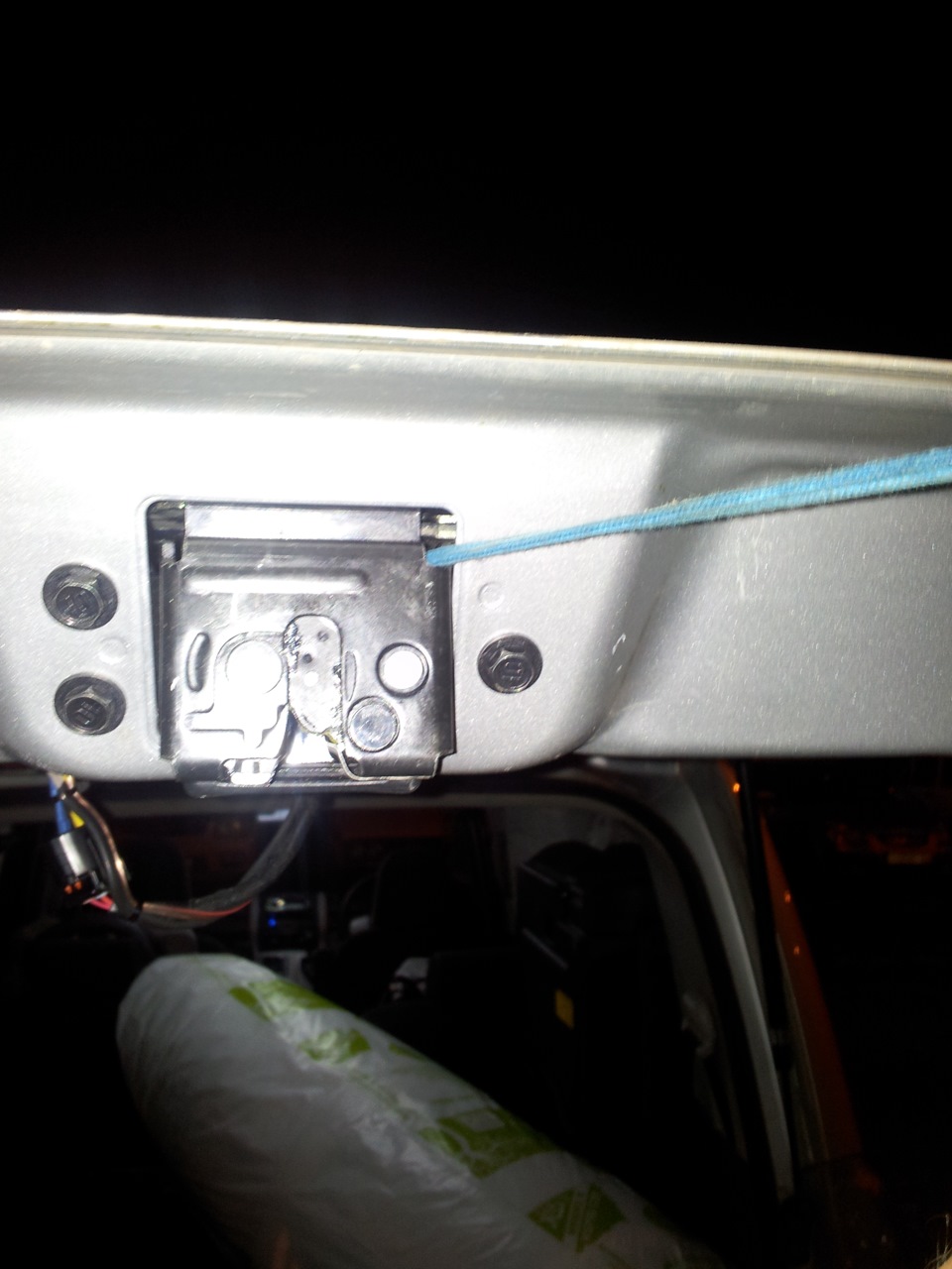 Доводчик пятой двери прадо 150. Доводчики дверей на w218. Доводчик пятой двери. Замок пятой двери субару с доводчиком. Toyota land cruiser 200 доводчики.