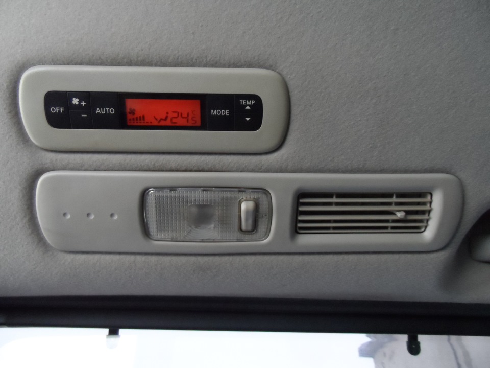 Rear on кнопка в машине nissan serena